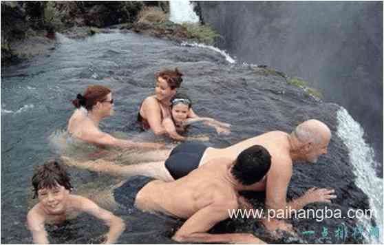 世界上最危险的游泳池，魔鬼池地处维多利亚瀑布悬崖边
