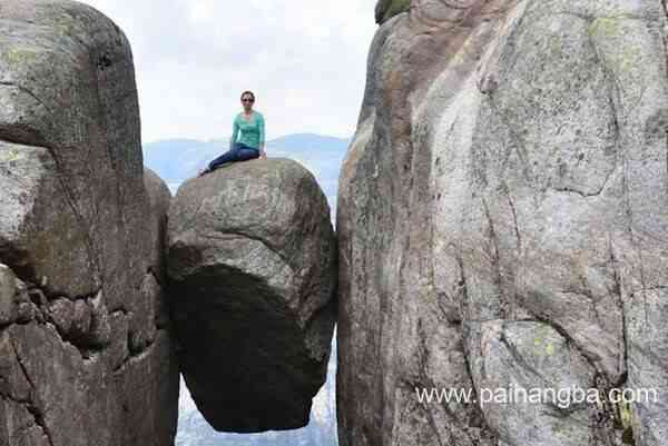 世界上最难征服的石头 悬在1000米绝壁中间
