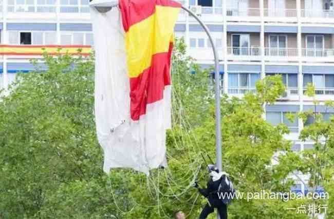 西班牙国庆日阅兵惊现尴尬一幕 伞兵携国旗意外挂上路灯杆
