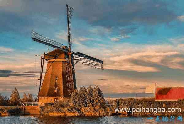 荷兰小渔村建成世界最长自动升降防洪堤坝 长为300多米