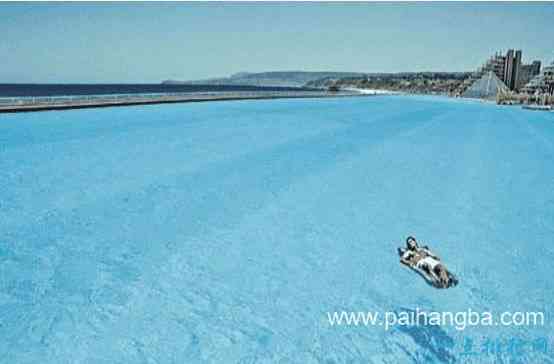 世界上最大的泳池，能容纳25万立方米的水(相当于11个足球场)