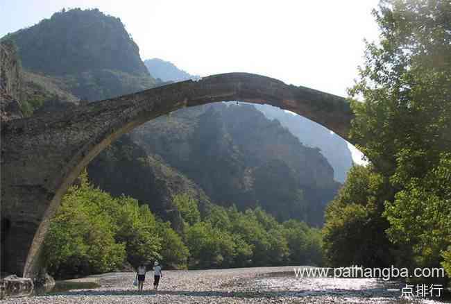 世界上最美丽的10座石桥 排名第一的龙达新桥横跨120米深的峡谷