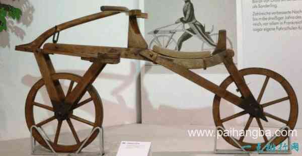 世界上最早的自行车 全部靠脚的木架子