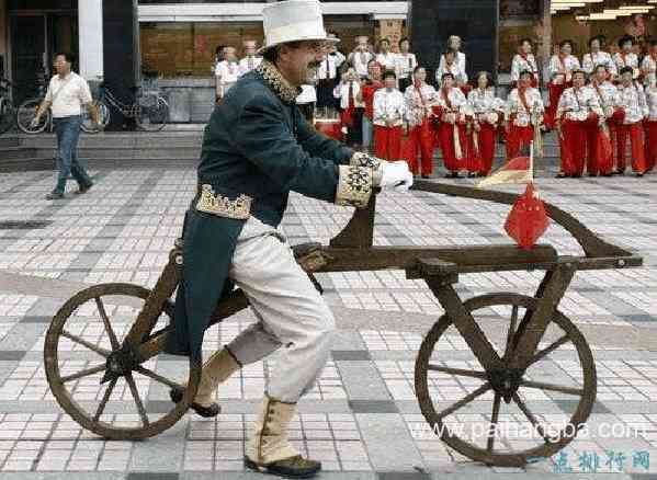 世界上最早的自行车 全部靠脚的木架子